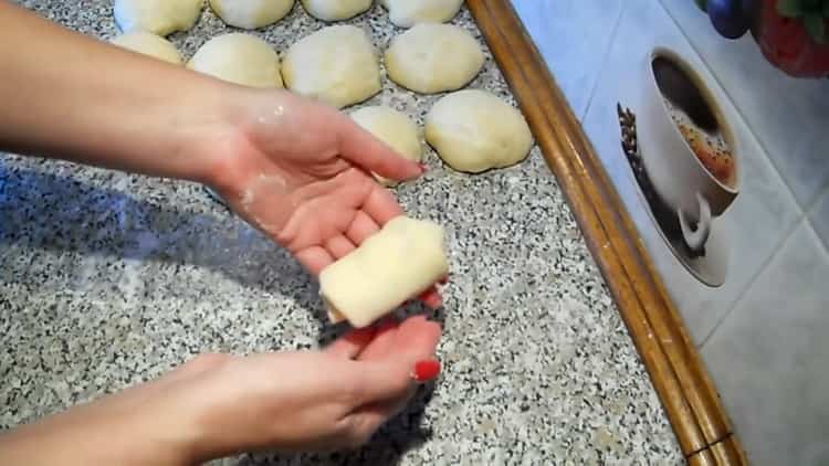 Per preparare involtini di uva passa, avvolgere l'impasto