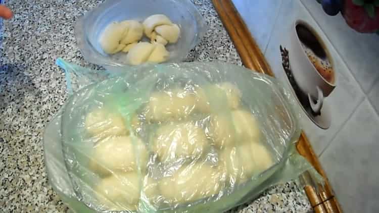 Per preparare i rotoli di uvetta, lascia riposare l'impasto