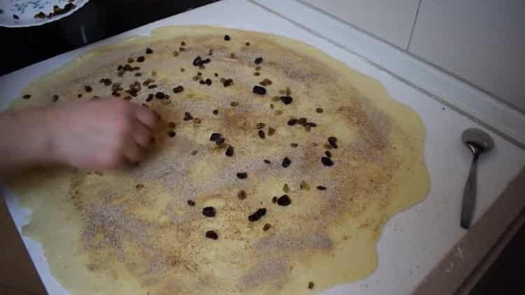 Per preparare involtini di cannella di pasta sfoglia, metti l'uvetta