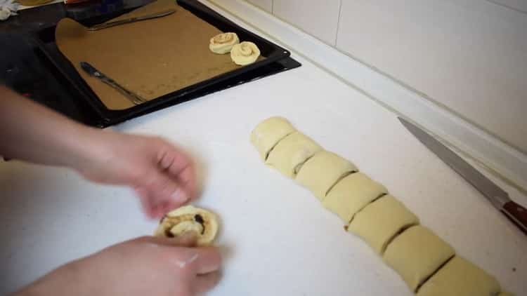 Per preparare involtini di cannella di pasta sfoglia, preparare una teglia