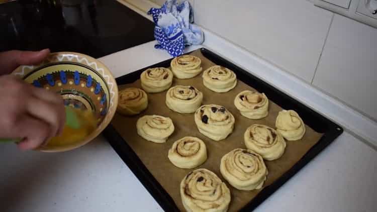 Per cucinare involtini di cannella di pasta sfoglia, ungere gli spazi vuoti con un uovo