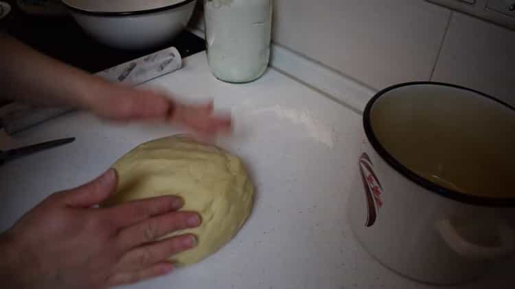 Per preparare involtini di cannella di pasta sfoglia, impastare la pasta