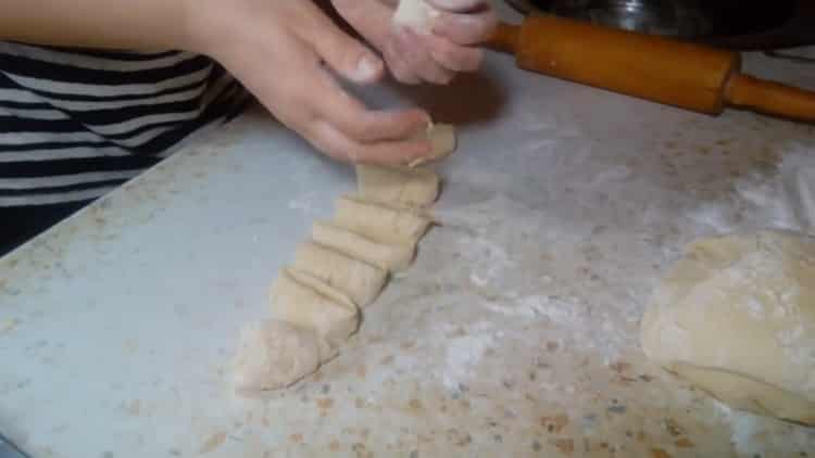 Per preparare i panini alla marmellata, dividi l'impasto