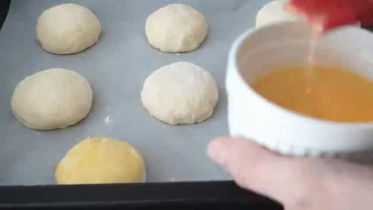 Per cucinare panini con ricotta, ungere con un uovo