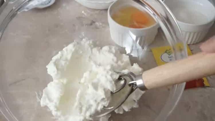 Per preparare involtini di ricotta, preparare gli ingredienti