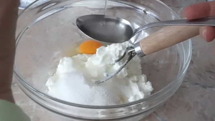 Mescolare gli ingredienti per gli involtini di ricotta.