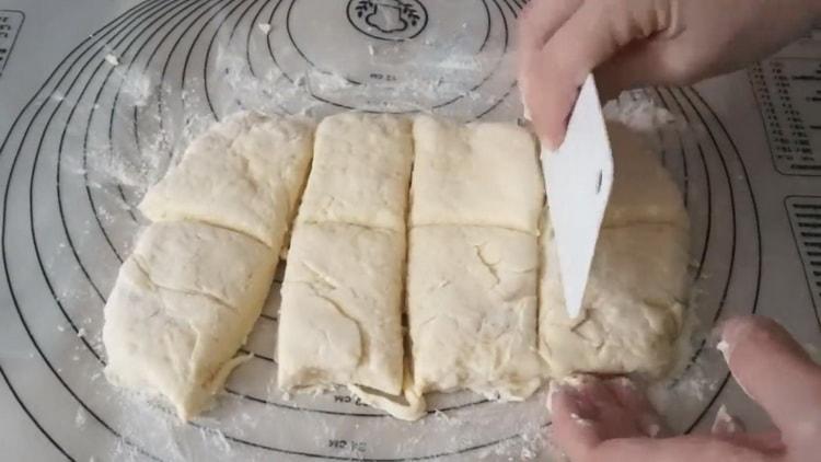 Per preparare i panini con la ricotta, tagliare l'impasto