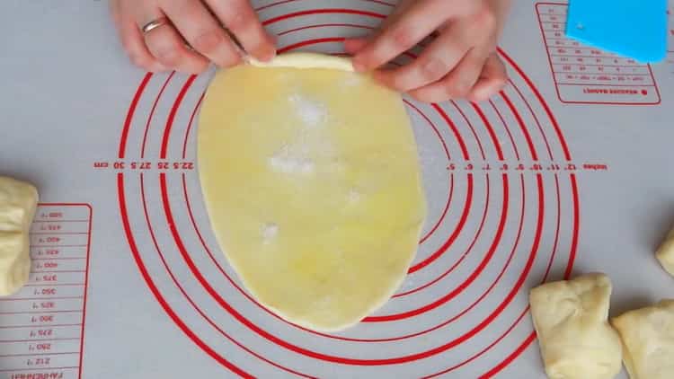 Stendi l'impasto per preparare panini di cuori con lo zucchero