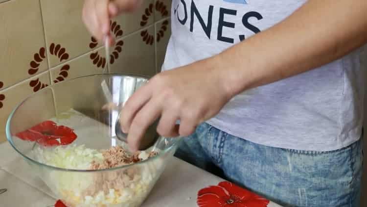 Per preparare un sandwich al tonno, mescola gli ingredienti.