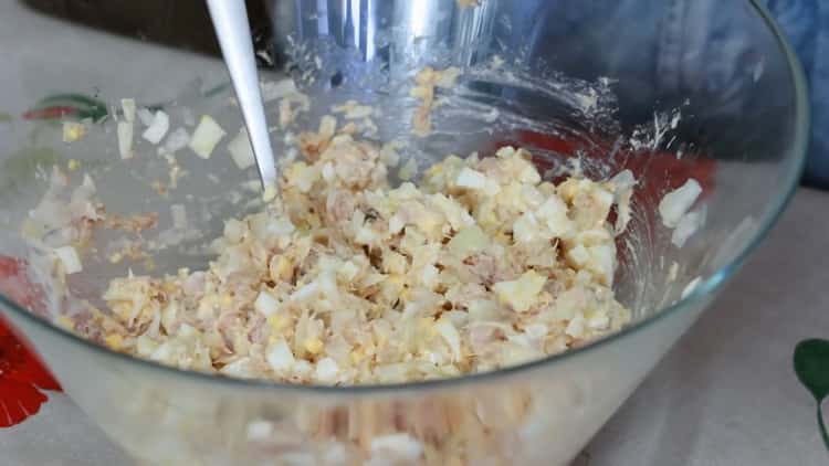 Per preparare un sandwich al tonno, prepara gli ingredienti