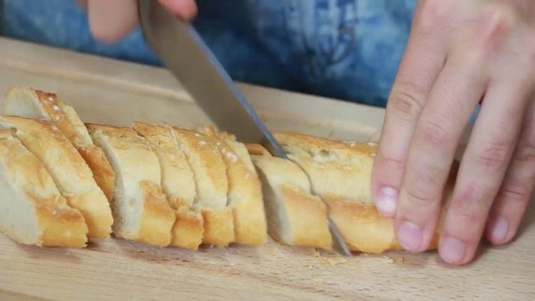 Per preparare un sandwich al tonno, tagliare una baguette