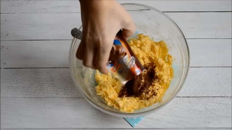 Per preparare un rapido cupcake in forno, aggiungi il cacao