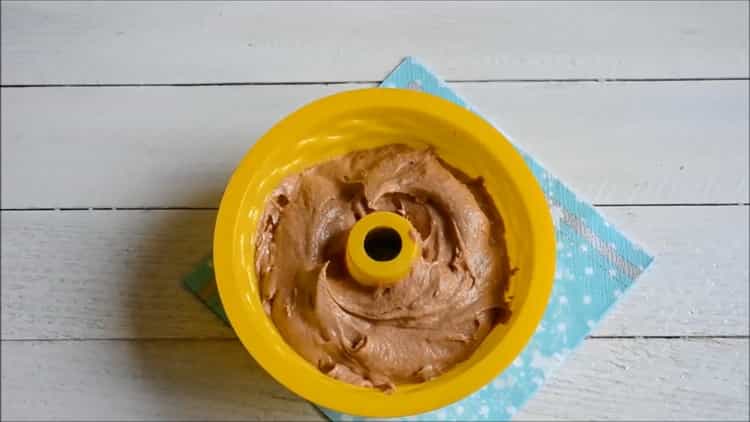 Per preparare un cupcake veloce nel forno, mettere l'impasto nello stampo