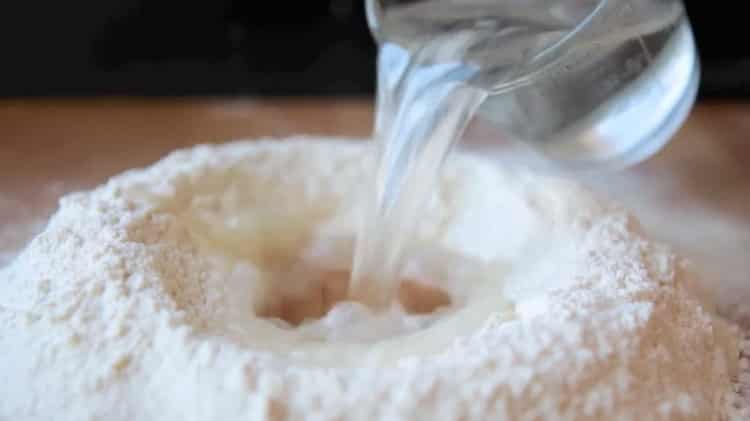 Per preparare gnocchi di funghi aggiungere acqua