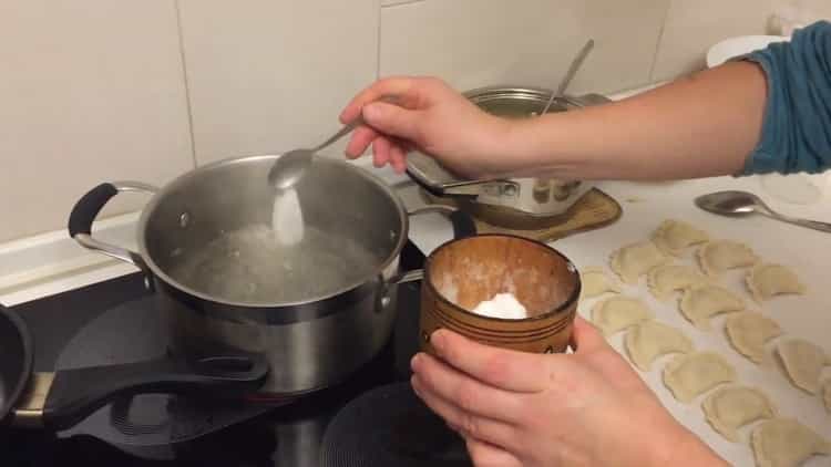 Per fare gnocchi con patate e pancetta, acqua salata