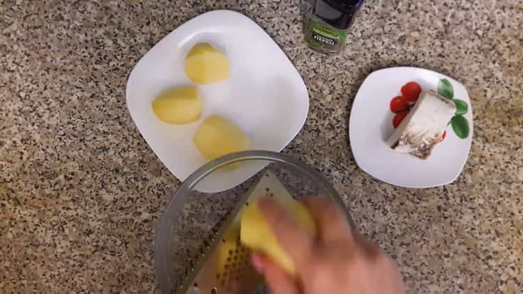 Per cucinare gnocchi con patate crude, grattugiare le patate