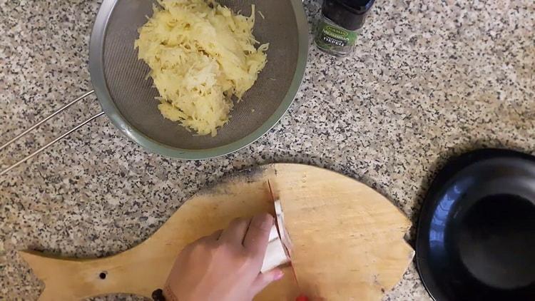 Per preparare gnocchi con patate crude, tagliare lo strutto