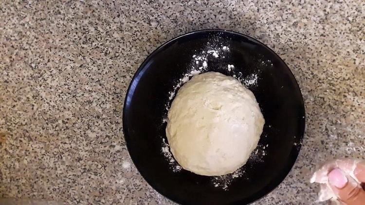 Per gli gnocchi con patate crude, preparare gli ingredienti per l'impasto.