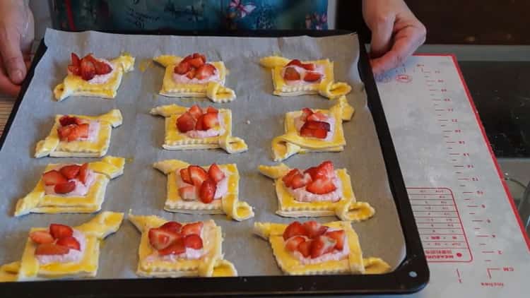 Per cuocere le torte di formaggio, preriscaldare il forno