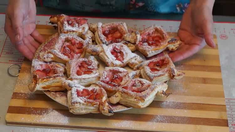 Cheesecakes di pasta sfoglia pronta con ricotta secondo una ricetta passo-passo con foto