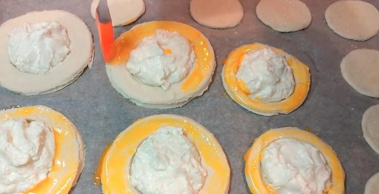 Per cucinare cheesecake con ricotta, ungere l'impasto con un uovo