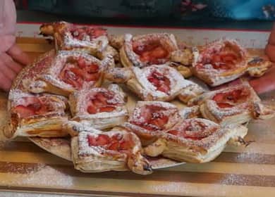 Cheesecakes di pasta sfoglia pronta con ricotta secondo una ricetta passo-passo con foto