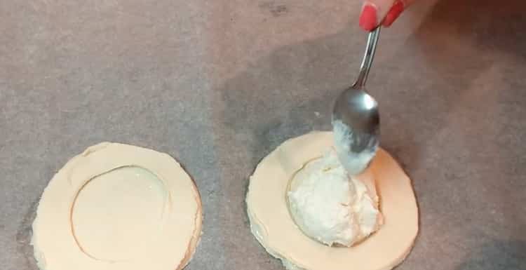 Per cucinare cheesecake con ricotta, stendere il ripieno e un impasto