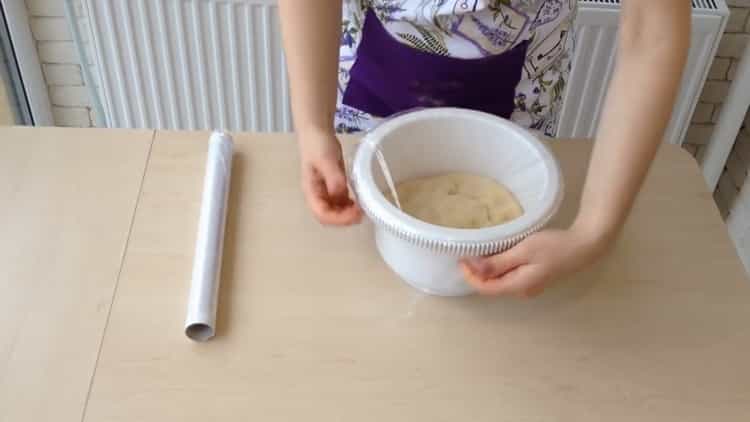 Per preparare una cheesecake con ricotta, coprire l'impasto con un film