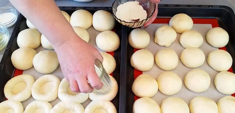 Per preparare le torte di formaggio con la ricotta, preparare un buco per il ripieno