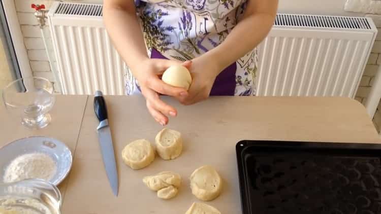 Per fare le torte di formaggio con la ricotta, dividere l'impasto