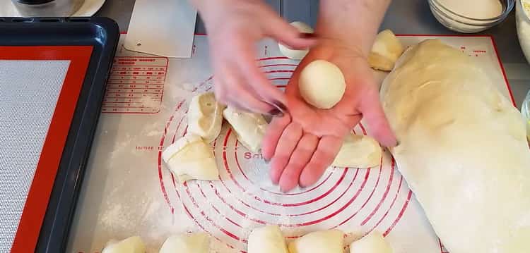 Per preparare le torte di formaggio con la ricotta, preparare l'impasto