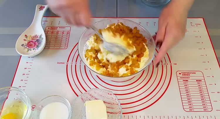 Per preparare le cheesecake di ricotta, aggiungi l'uvetta al ripieno