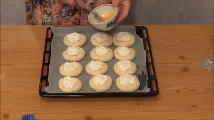 Per preparare le torte di formaggio in forno, preriscaldare il forno