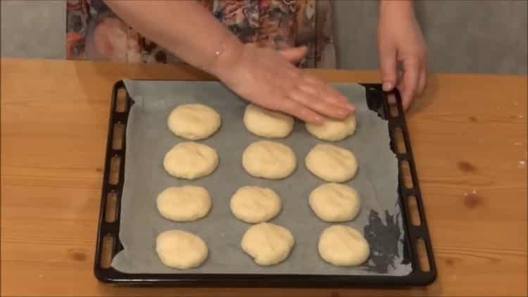 Per preparare le torte di formaggio in forno, adagiare gli spazi vuoti su una teglia