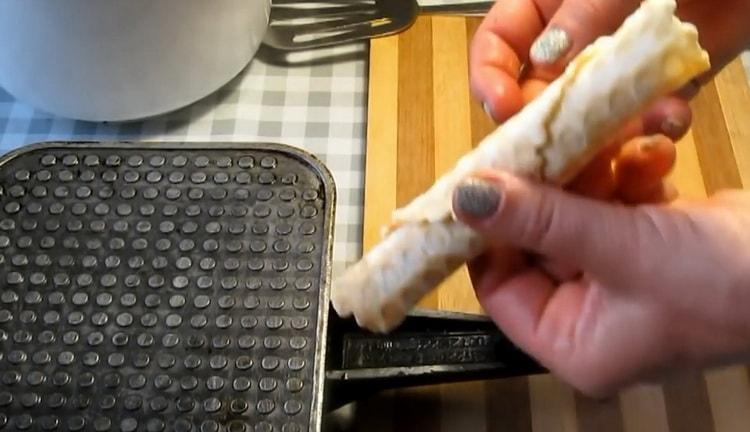 Rotoli di wafer con latte condensato secondo una ricetta passo-passo con una foto