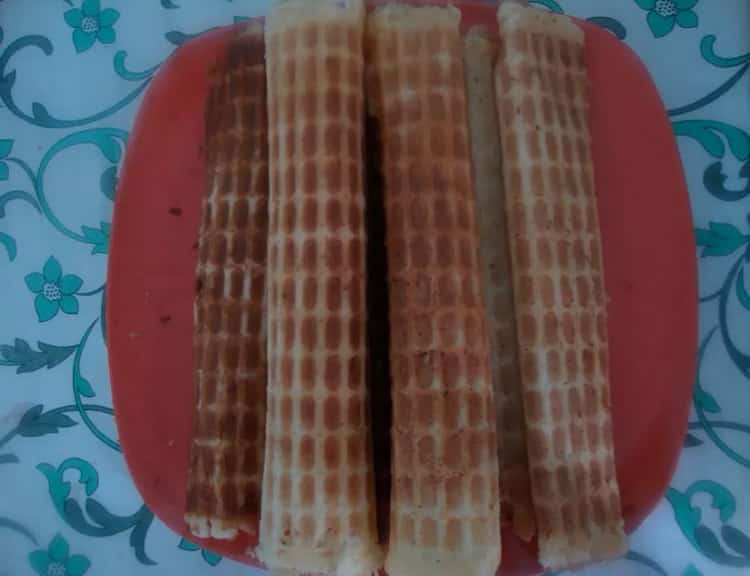 cialde in un waffle croccante pronto sulla margarina