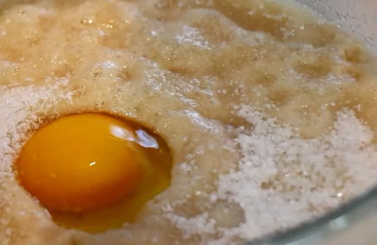 Per preparare involtini di hamburger, mescola gli ingredienti.