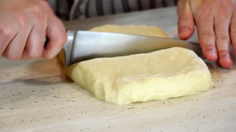 Per preparare involtini di hamburger, dividi l'impasto