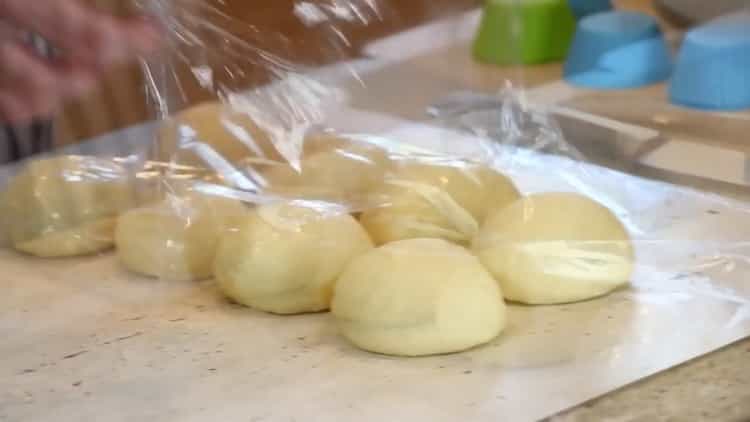 Per preparare panini con hamburger, posiziona l'impasto sotto il film