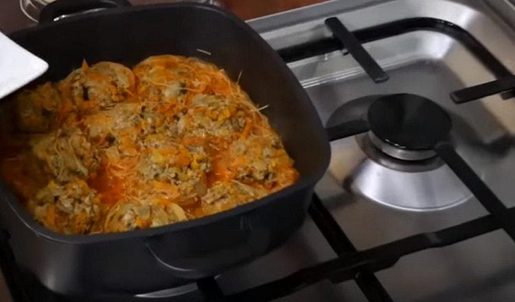 Cuocere il piatto sotto il coperchio fino a quando la pasta è pronta.