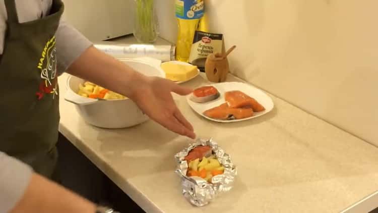 Per preparare il salmone rosa nel forno con patate in un foglio, preparare gli ingredienti