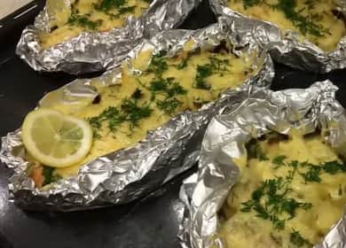 Gustoso salmone rosa al forno con patate in un foglio nel forno