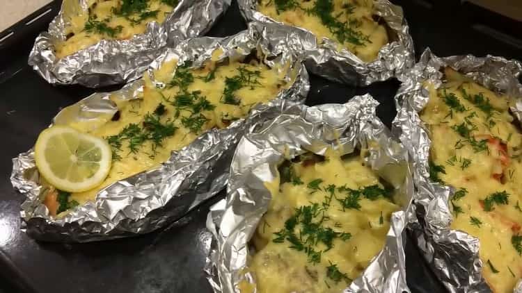 il salmone rosa al forno con patate in un foglio è pronto