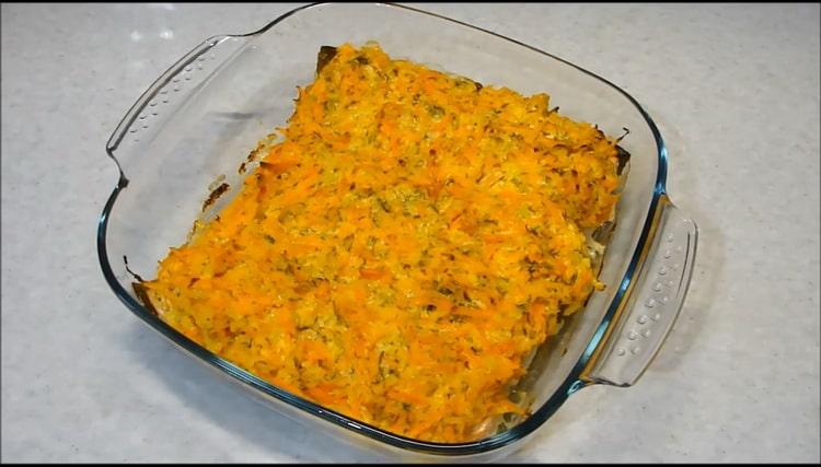 Salmone rosa al forno con cipolle e carote al forno - gustoso e succoso