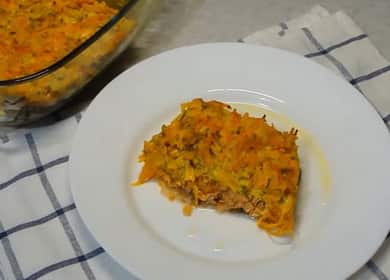 Salmone rosa con cipolle e carote nel forno secondo una ricetta graduale con foto