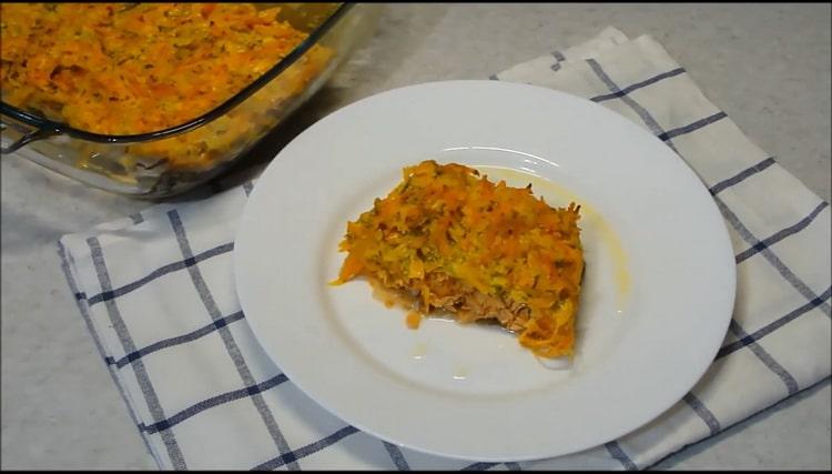 il salmone rosa al forno con cipolle e carote è pronto