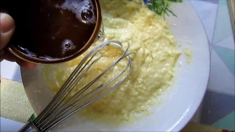 Per cuocere il salmone rosa in pastella in una padella, aggiungere la farina