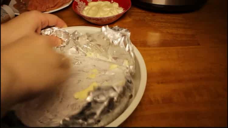 Per preparare il salmone rosa in una pentola a cottura lenta, preparare la pellicola