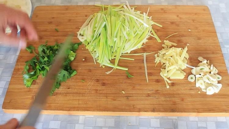 Per cuocere il salmone rosa con le verdure al forno, tritare le verdure