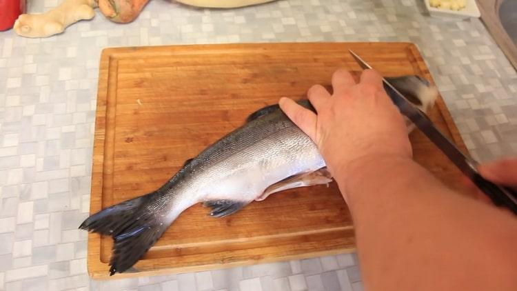 Per preparare il salmone rosa con verdure al forno, prepara gli ingredienti